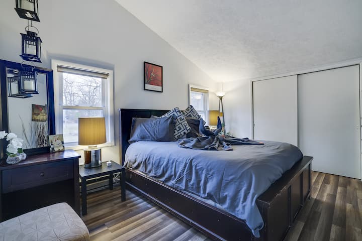 Acogedor dormitorio justo al lado de la sala de estar, ¡perfecto para la privacidad y la comodidad mientras te mantienes conectado con el corazón de la casa!