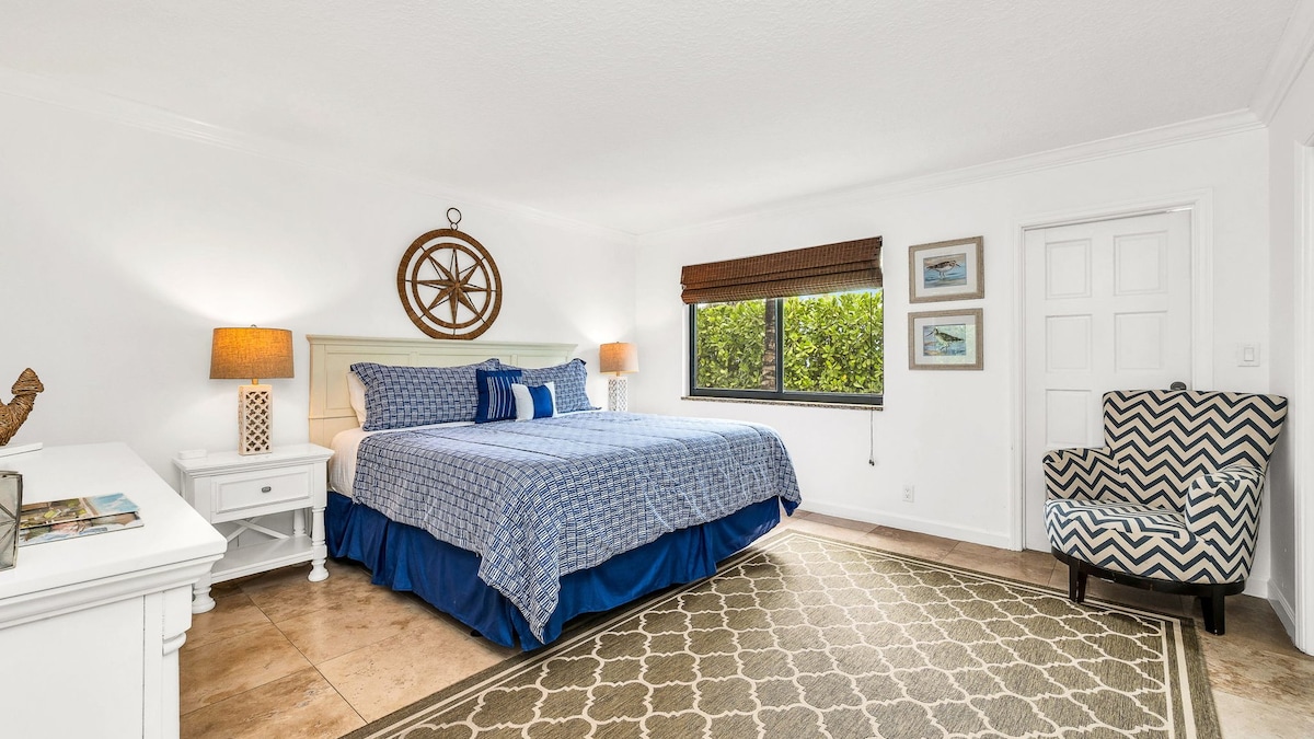 להירגע בחדר השינה המלכותי המרווח הזה עם דלת לחצר מבודדת, מושלם לקפה בוקר או למנוחה שקטה. תיהנו מהארון הגדול עם כיסאות חוף, שמשייה, מגהץ וקרש גיהוץ ומושב בוסטר