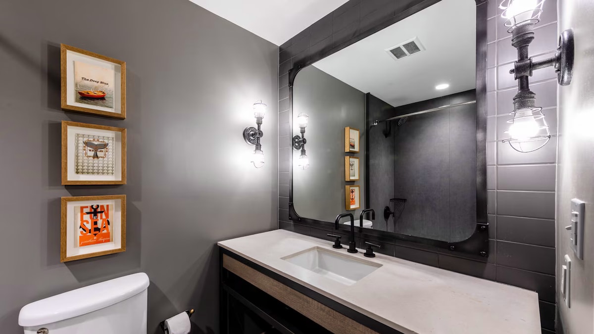 Successful Airbnb property: 2 Queen Beds w/ City Views near Fisherman’s Wharf in North Waterfront