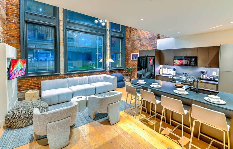 Walk 2 Broadway|5BR DT Loft + Rooftop – Sleeps 16! gallery image 3