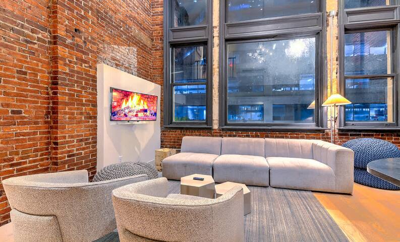Walk 2 Broadway|5BR DT Loft + Rooftop – Sleeps 16! gallery image 5
