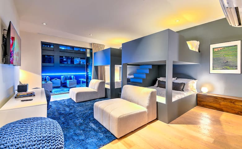 Walk 2 Broadway|5BR DT Loft + Rooftop – Sleeps 16! gallery image 4