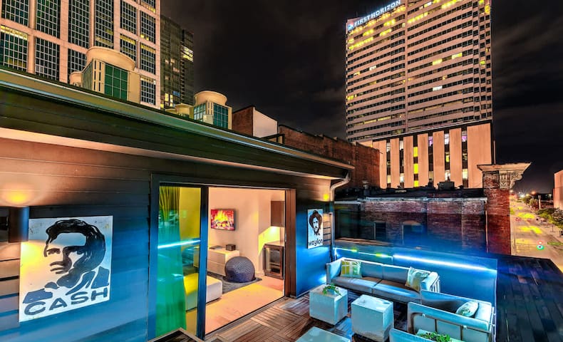 Walk 2 Broadway|5BR DT Loft + Rooftop – Sleeps 16! gallery image 2