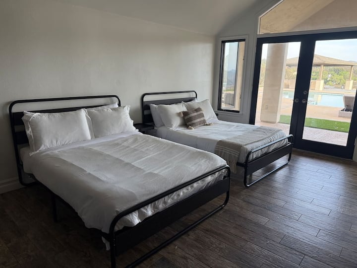 Საძინებელი მე-2 საწოლის დამატების შემდეგ (პროფესიონალური ფოტო მალე გამოჩნდება)