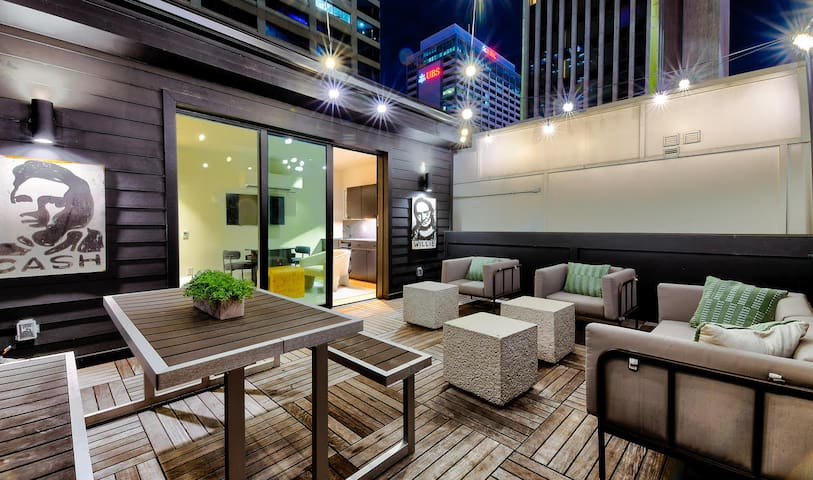 4BR DT Loft w/ Rooftop | Walk to Broadway! 10 Beds