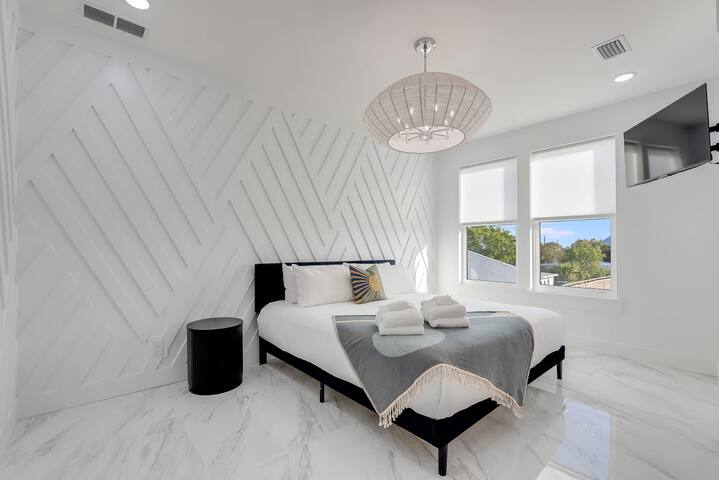 LUX “The Ohana” Pvt Pool, Golf Cart, Steps 2 Beach