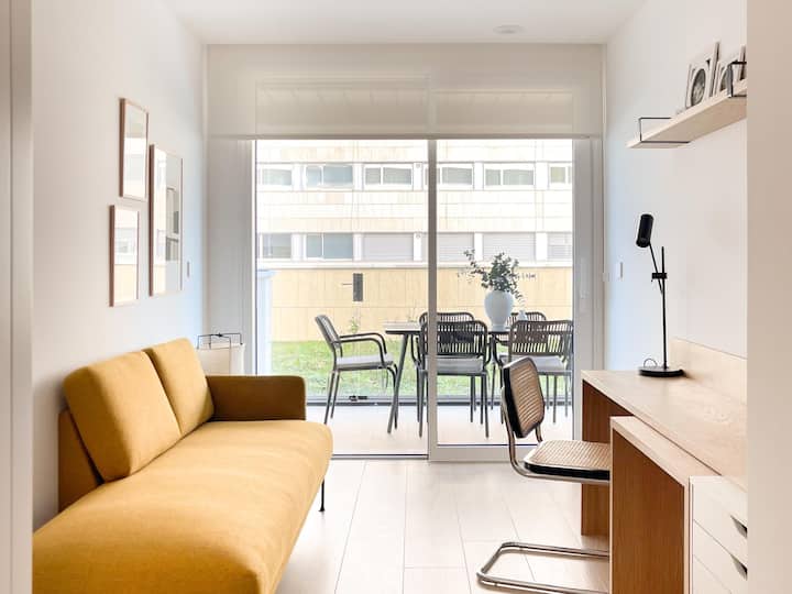 ห้องที่สี่มีห้องทำงานสำหรับการทำงานทางไกลและยังมีดีแวนให้พักผ่อน
มีเตียงพับ (0.9 x 2 ม.) พร้อมฟูกนอนที่นุ่มสบายมากเก็บไว้ในตู้เสื้อผ้า