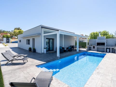 House with pool and barbecue 5min beach