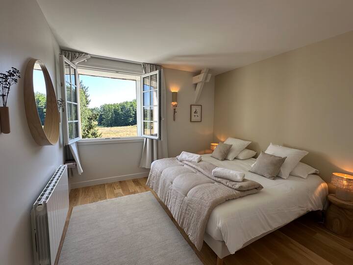 Spálňa Lièvre má veľkú manželskú posteľ, ktorú je možné rozdeliť na dve, a veľkú šatňu. Má nádherný výhľad na prírodnú rezerváciu.