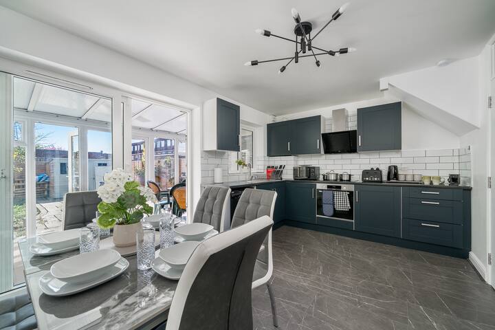 5 Bed House – Sleeps 11 – Garden gallery image 4