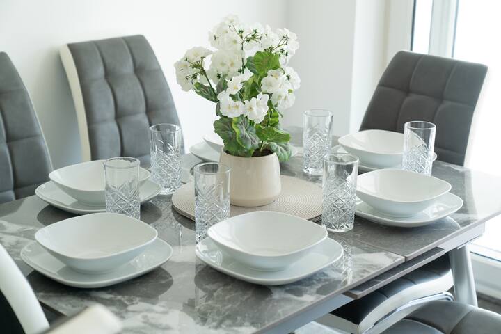 5 Bed House – Sleeps 11 – Garden gallery image 5