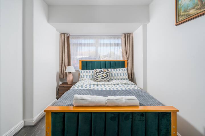 5 Bed House – Sleeps 11 – Garden gallery image 3