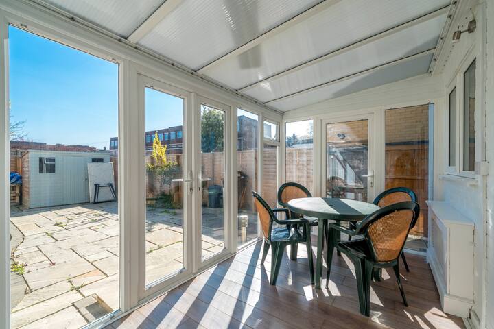 5 Bed House – Sleeps 11 – Garden