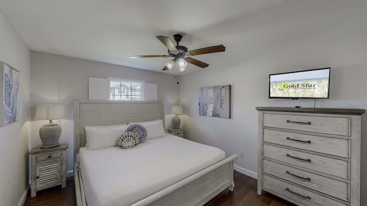 Დატკბით მშვიდი ძილით, რომ დააღწიოთ ამ მაღალმთიანი საწოლის ლუქს-კლასის კომფორტს რბილი, პლუშის თეთრეულით. Ისიამოვნეთ ცალკე სააბაზანოს დამატებითი კომფორტით.