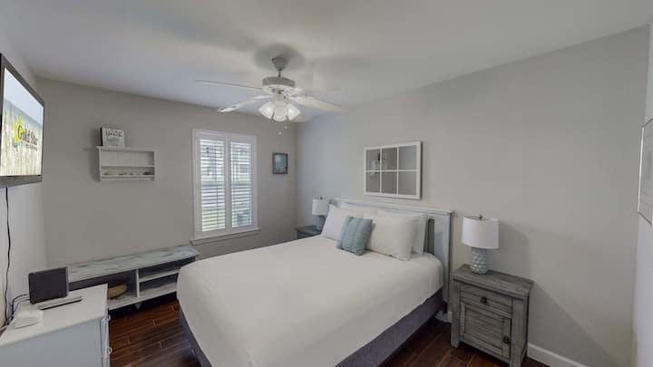 Დაისვენეთ საცხოვრებლის კონფიდენციალურობაში. Კომფორტული ორადგილიანი საწოლი, რომელსაც თან ახლავს ჭერის ვენტილატორი და სმარტ-ტელევიზორი, აქცევს ამ სტუმრების საძინებელს თქვენს პირად ოაზისად.