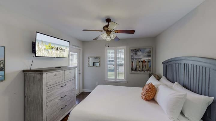 Დაისვენეთ ამ მშვიდ ოაზისში, სადაც პლუშის საწოლი გელით. Ისიამოვნეთ დროის სტრიმინგ-შოუებით სმარტ-ტელევიზორის მეშვეობით ან ისიამოვნეთ პატიოზე პირადი წვდომით გარეთ.