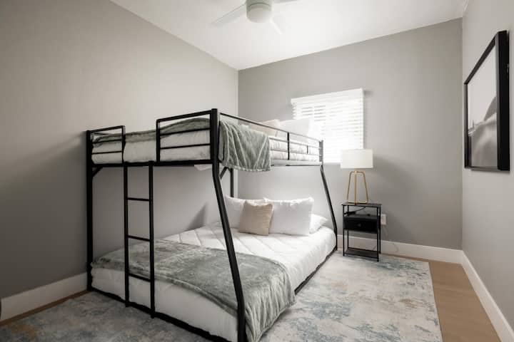 Спална соба со брачен кревет (широк 150-179 см) на долниот дел и полн кревет одозгора