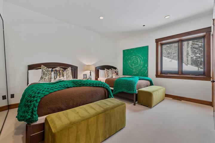 vierassviitti, jossa on kaksi vuodetta ja näkymä rinteille