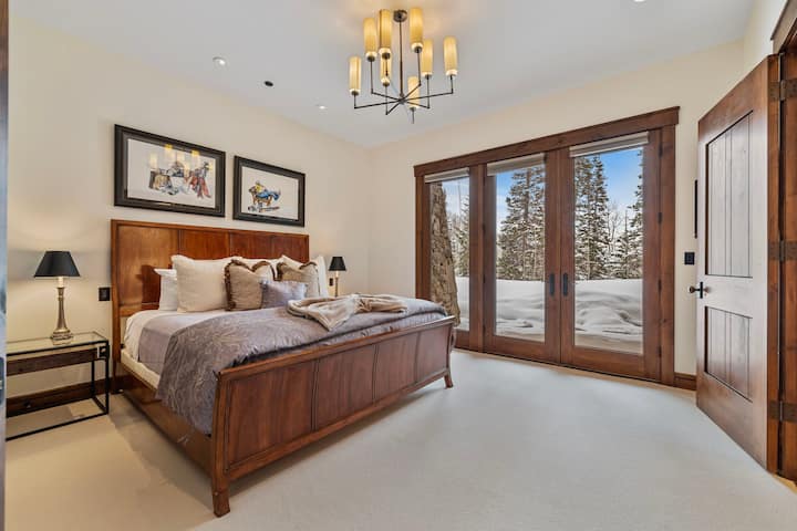 toinen vierassviitti, josta on vuorinäkymät ja jossa on kattokruunu ja upea seinätaide