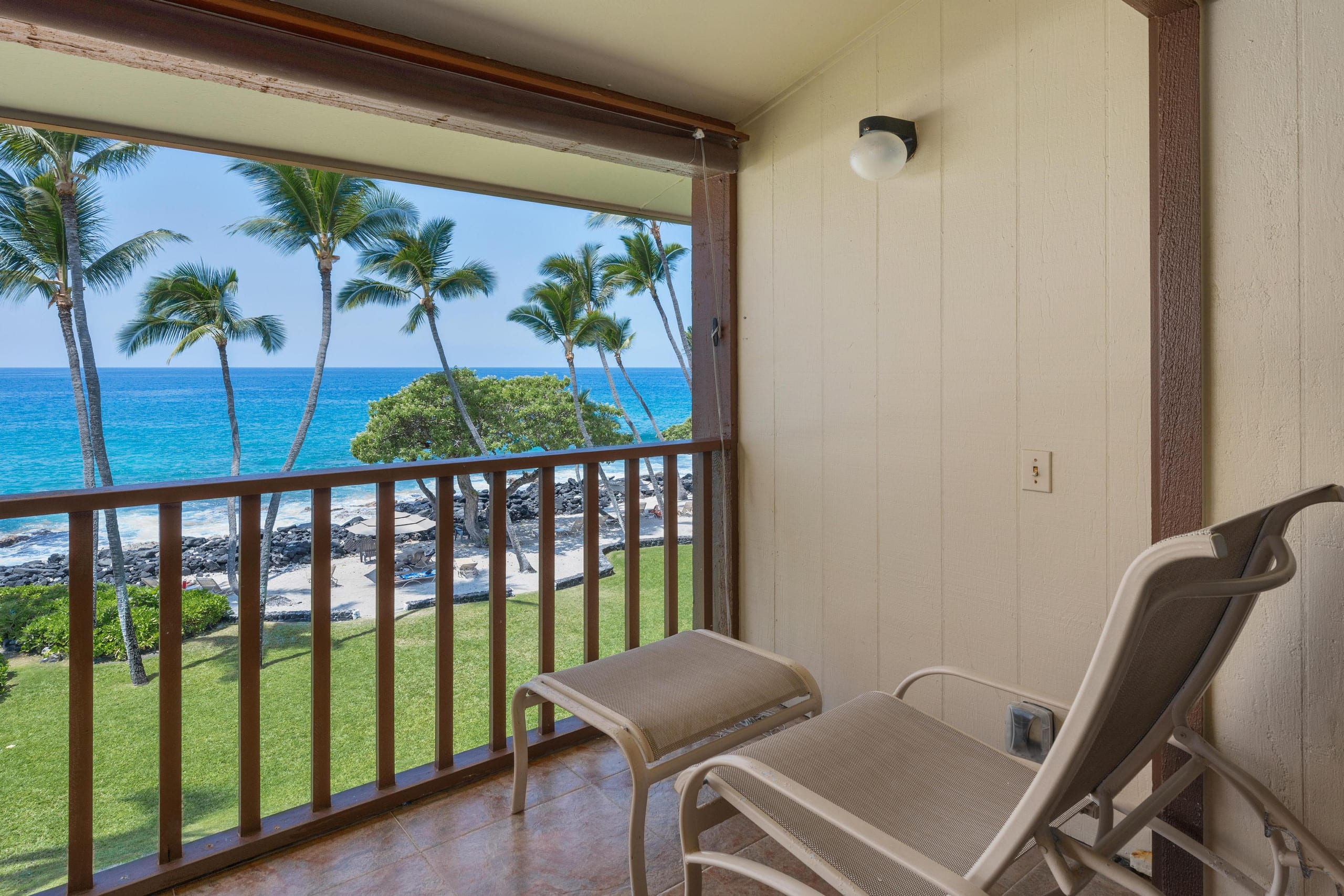 Condo in Kailua-Kona · ★4.89 · 1 bedroom · 2 beds · 1 shared bath - Image 16