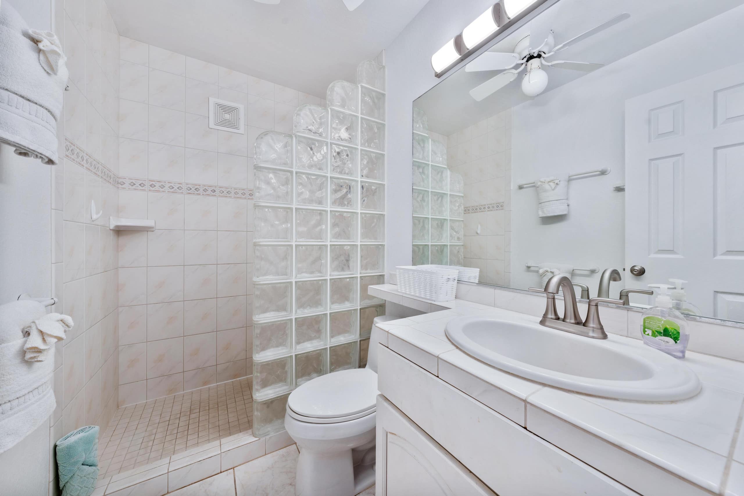 Condo in Kailua-Kona · ★4.89 · 1 bedroom · 2 beds · 1 shared bath - Image 21