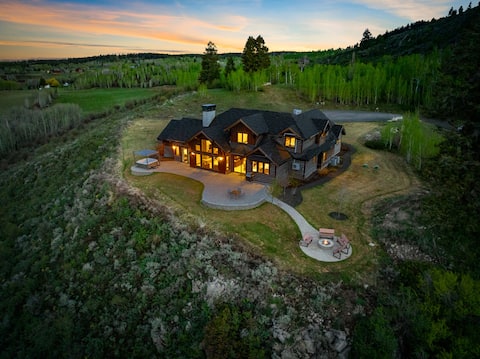 Luxe Lodge Sleeps 27, Hot Tub, Fire Pit, & Views!