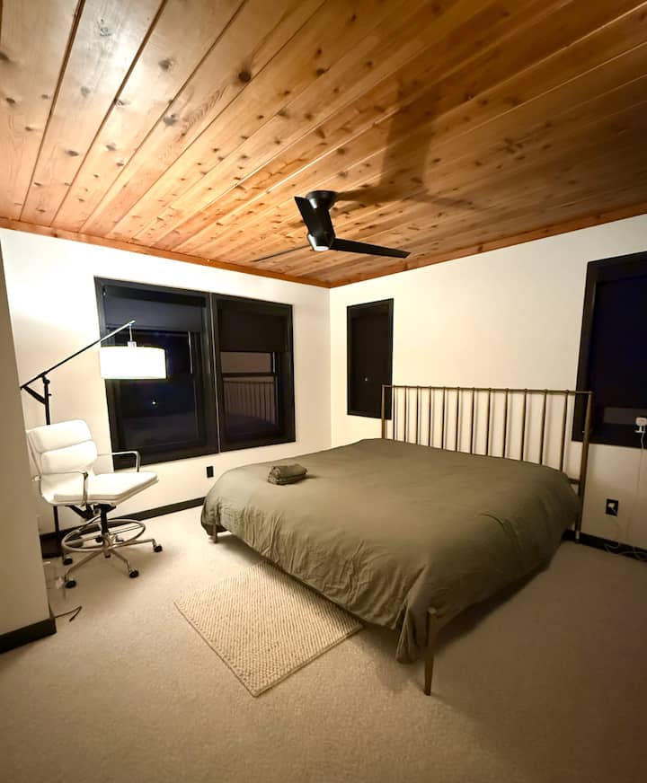 Este acogedor refugio, el único dormitorio de la planta principal, cuenta con una cama tamaño king y un cómodo acceso al baño compartido, perfecto para los huéspedes que prefieren evitar las escaleras.