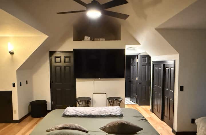 Segundo dormitorio principal con baño privado. Este espacioso refugio cuenta con una cama tamaño king y una cama completa, su propia entrada privada, una terraza aislada y una segunda área de estar, perfecta para una pareja con niños.