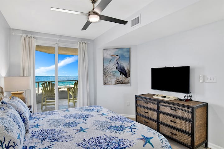 Chumba cha kulala cha msingi kilicho na kitanda cha kifalme, mwonekano wa KUPENDEZA, ufikiaji wa roshani, Televisheni mahiri, kabati la feni ya dari na bafu kamili