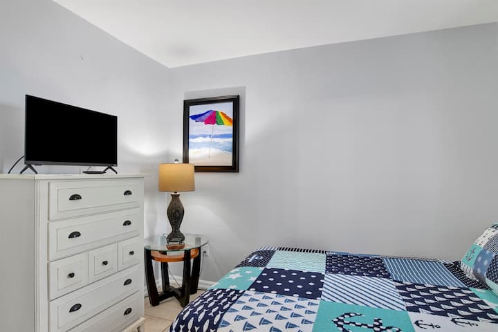 Chumba cha 2 cha kulala kilicho na kitanda cha ukubwa kamili, kitanda pacha, televisheni na feni ya dari