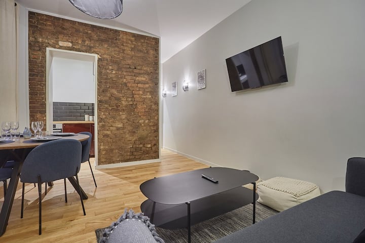 Sala de estar con sofá cama y zona de comedor