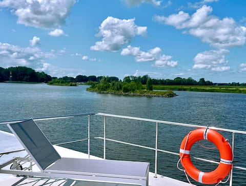 Homeship in a prime location on the Sneekermeer