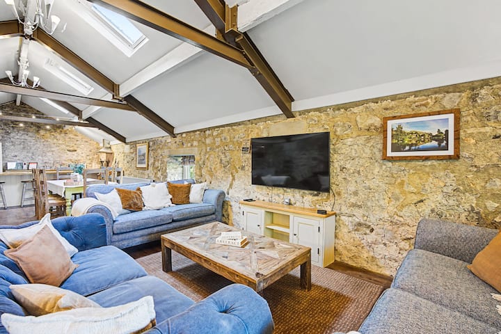 5-br Dales Barn W/ Private Hot Tub, Fishing & Café - Burnsall