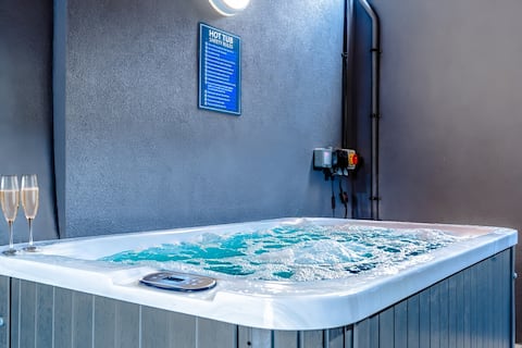 City Centre Flat: Hot Tub, Art, AC