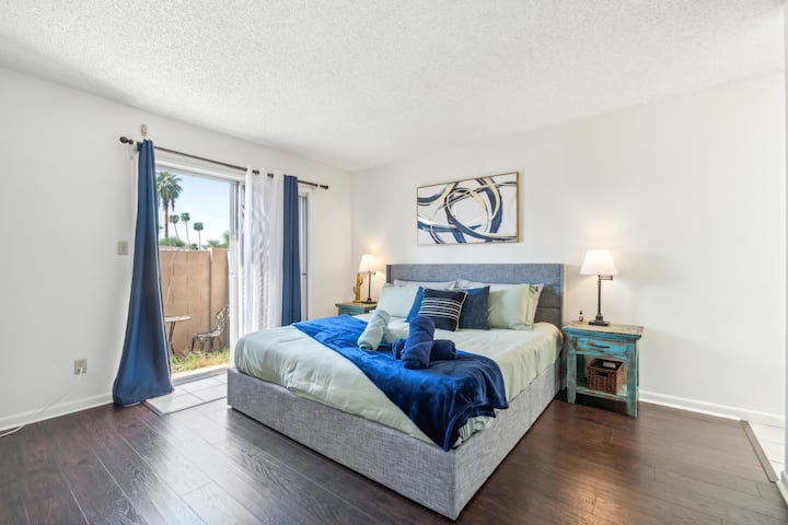 سرير كينج مع حمام خاص وفناء.