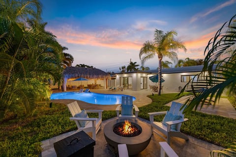 Luxury Oasis~Min to Beach~Fire Pit~Heated Pool