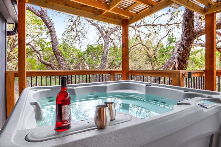 Good Day Treehouse I Hot Tub, Stargazing - Wimberley, TX