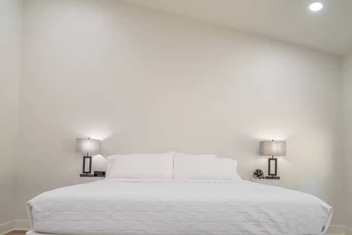 Moderný luxus predefinovaný. Bezproblémová integrácia dizajnových prvkov a prirodzeného svetla pozdvihuje túto spálňu na novú úroveň pohodlia.