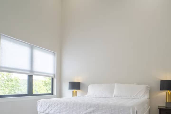 Luxusná manželská izba s posteľou King s mäkkou posteľnou bielizňou, vlastnou kúpeľňou a prístupom na terasu s pokojným výhľadom na východ slnka.