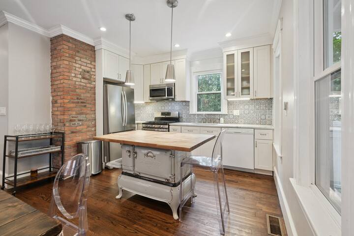 Boston Escape | Near T gallery image 2