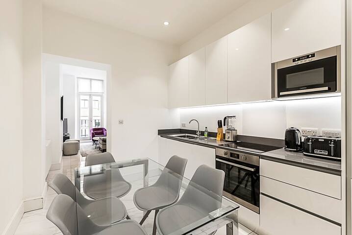 Stylish Two-Bed Flat Near Oxford Circus gallery image 2