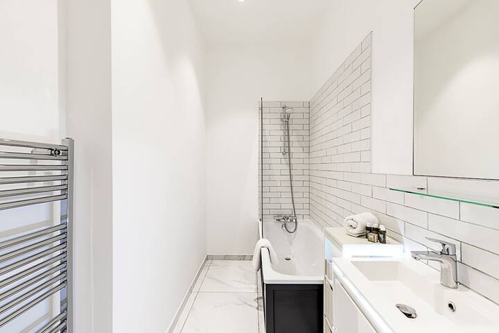 Stylish Two-Bed Flat Near Oxford Circus gallery image 4