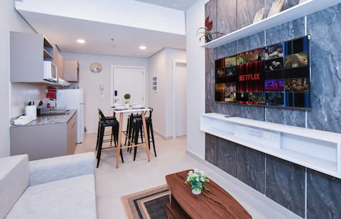 Comfy Apt w/ Pool & Coworking