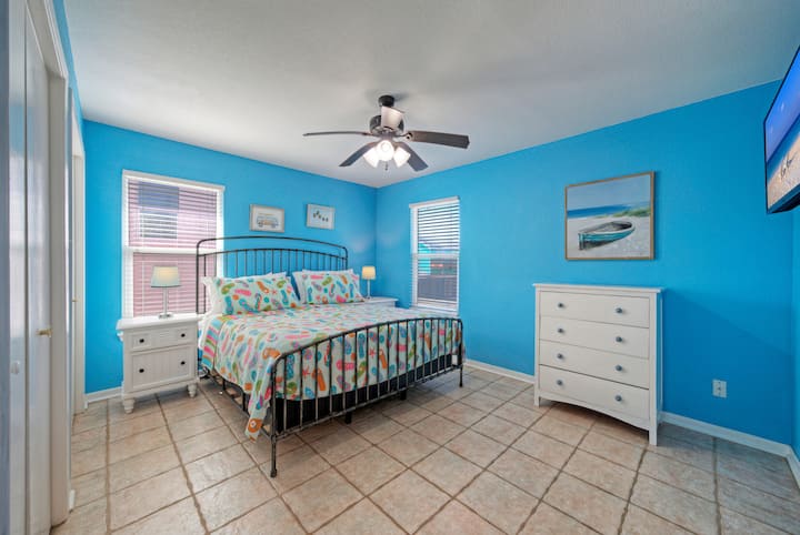 Главната спална соба има брачен кревет (широк 150-179 см), телевизор и сопствена бања.