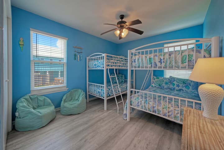 Во спалната соба 3 има двоен кревет на спрат и целосен кревет на спрат.