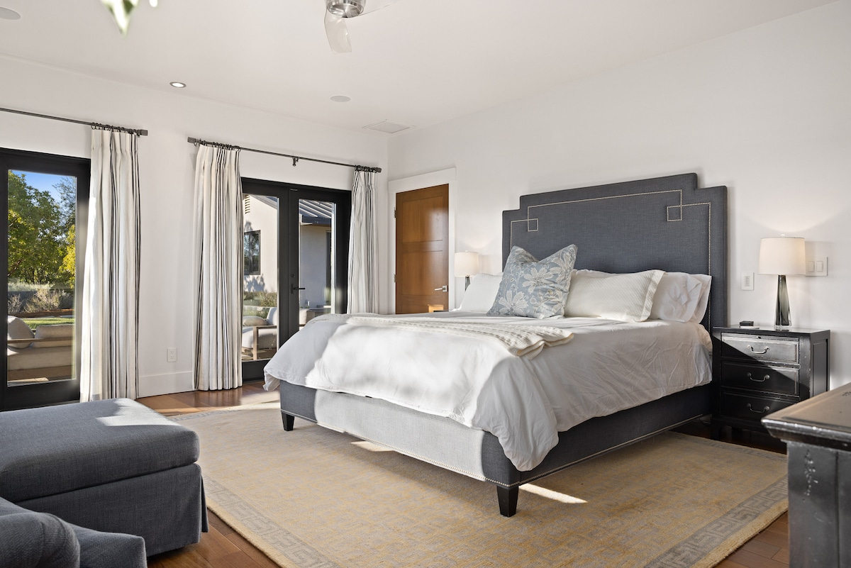 4 miegamajame yra dvigulė lova ir televizorius.