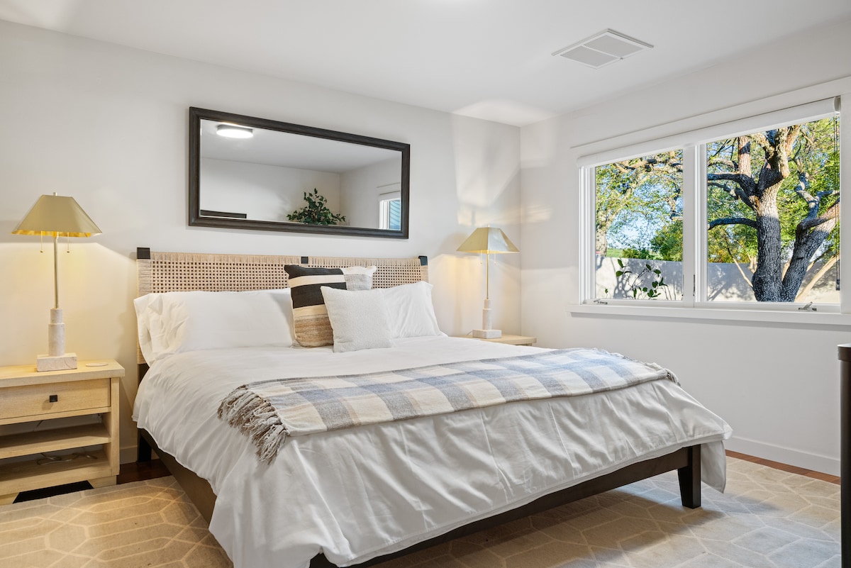 Miegamajame Nr. 6, esančiame Casita, yra karališka lova.