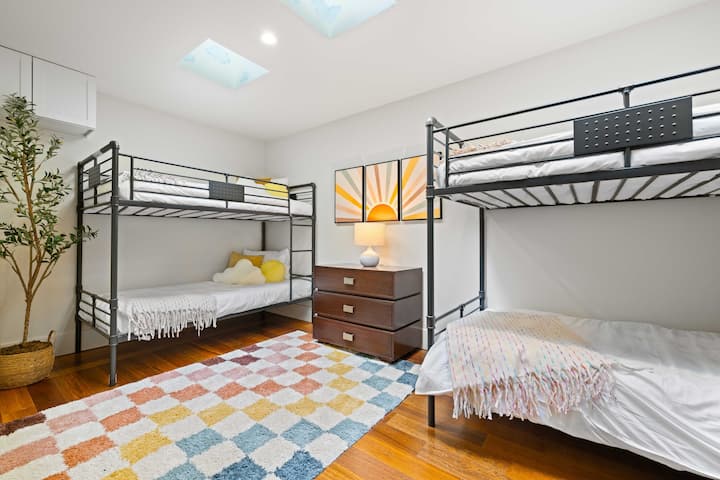 Yataq otağında 2 ikimərtəbəli çarpayı və hamam-tualet var.