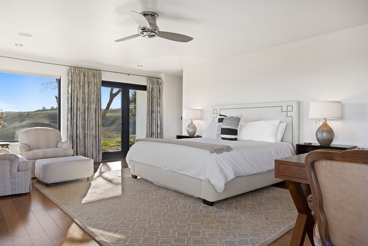 Pagrindiniame miegamajame yra karališko dydžio lova, televizorius, rašomasis stalas ir vonios kambarys. 