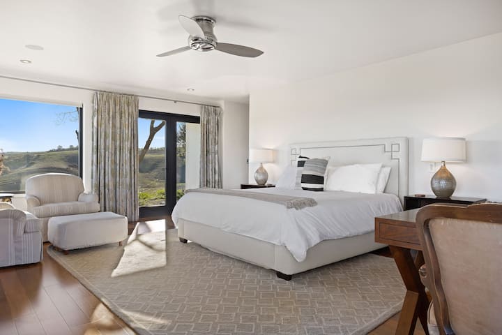 Əsas yataq otağında çarpayı, televizor, masa və hamam-tualet var. 